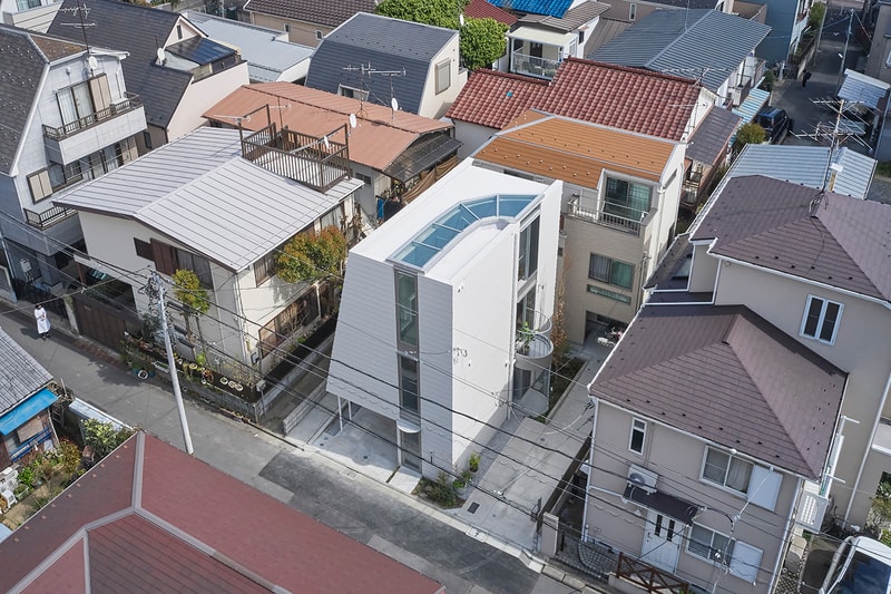 NOT Architects Studio "Scoops Up" Surrounding Scenery for Skinny Tokyo House