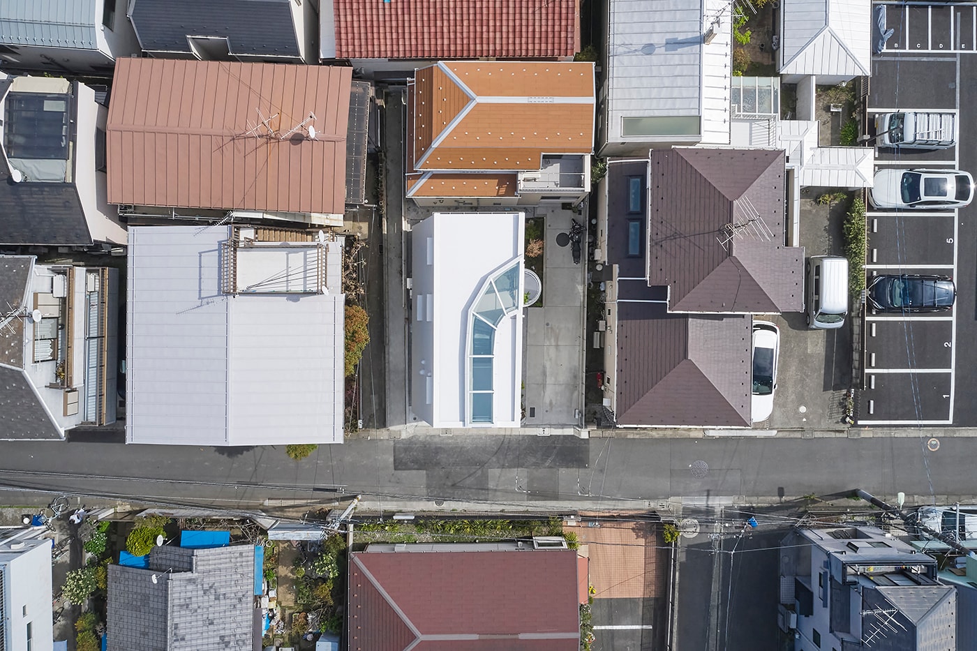 NOT Architects Studio "Scoops Up" Surrounding Scenery for Skinny Tokyo House