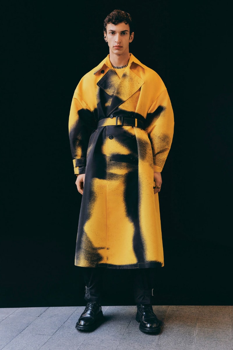 Alexander McQueen Expands Refined House Codes for Fall 2022 Fashion
