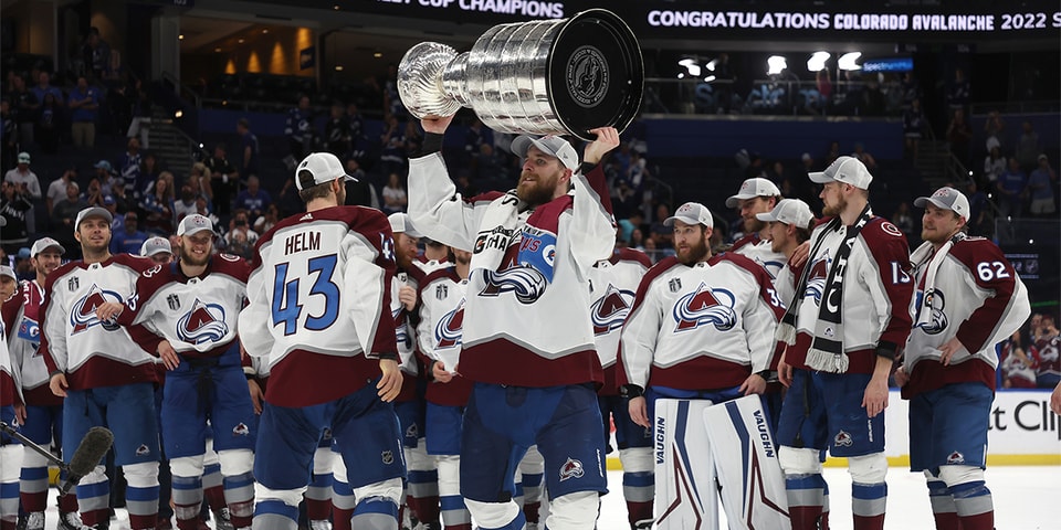 https://image-cdn.hypb.st/https%3A%2F%2Fhypebeast.com%2Fimage%2F2022%2F06%2FTW-colorado-avalanche-def-tampa-bay-lightning-2022-stanley-cup-champions-nhl-news.jpg?w=960&cbr=1&q=90&fit=max