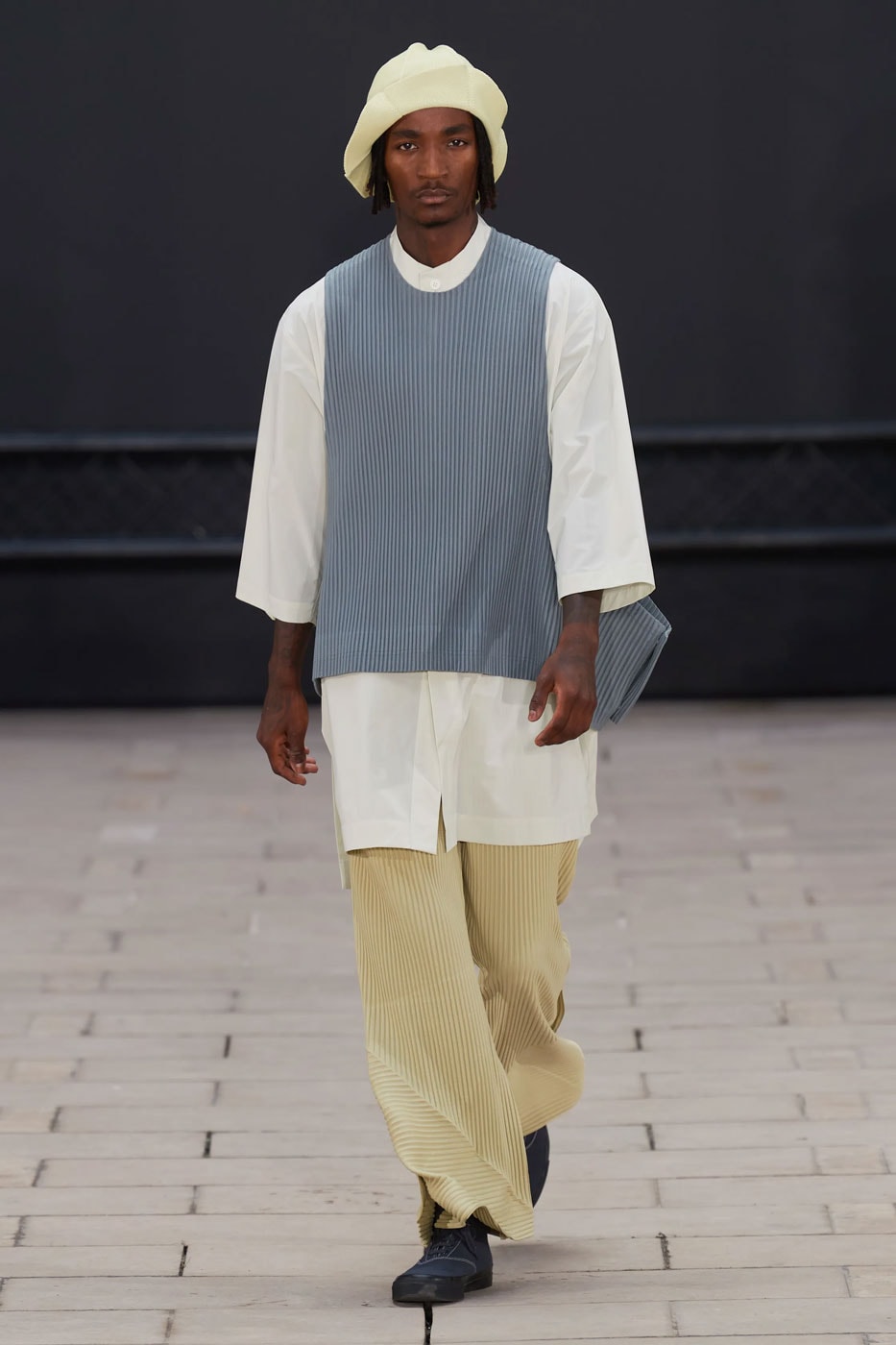 london paris milan fashion week pitti uomo spring summer 2023 best shows highlights jw jonathan anderson loewe prada miuccia raf simons louis vuitton virgil abloh thom browne martine rose charles jeffrey loverboy y/project glenn martens dior kim jones kenzo nigo winnie new york home plisse issey miyake nahmias grace wales bonner