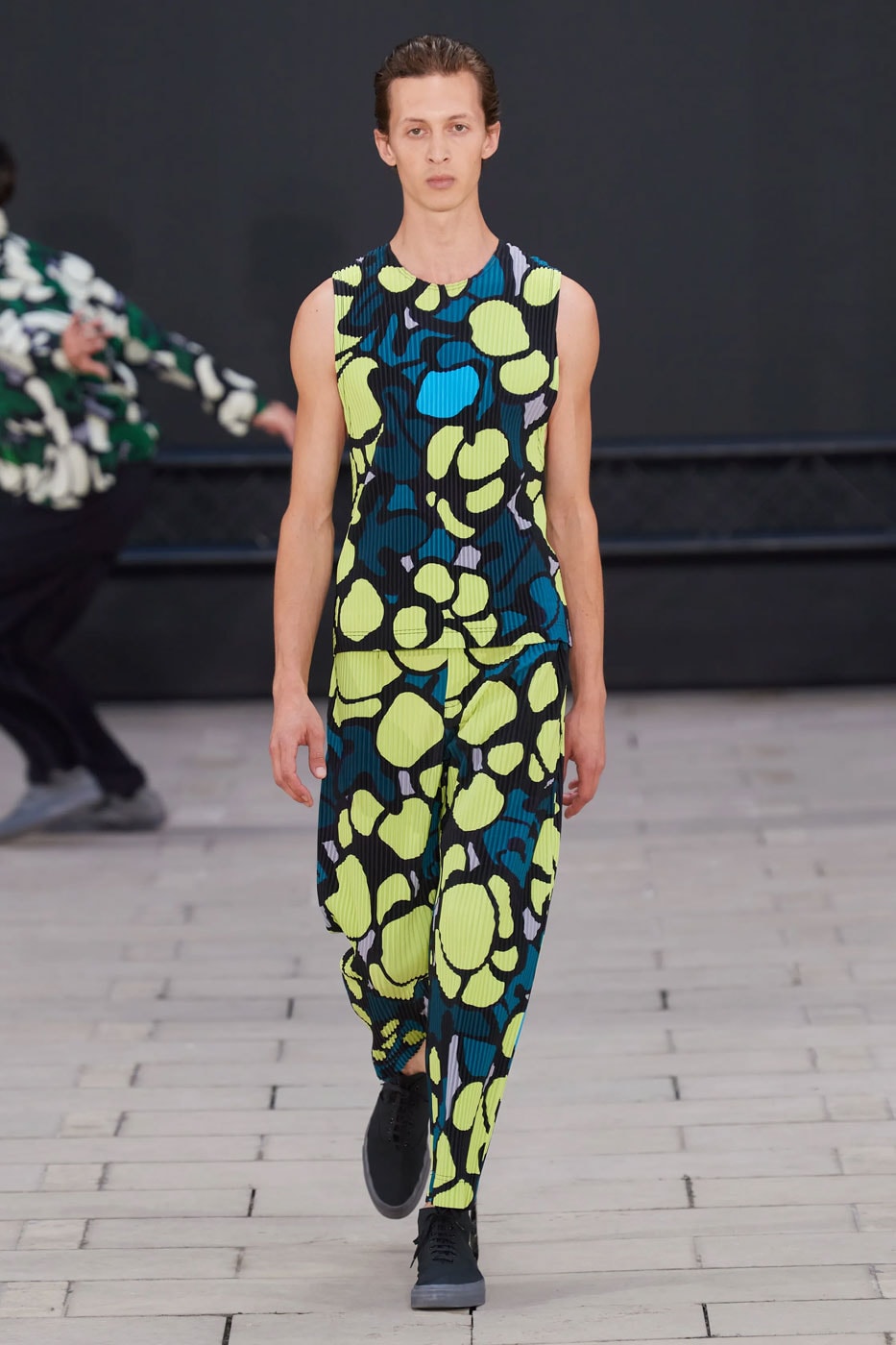 london paris milan fashion week pitti uomo spring summer 2023 best shows highlights jw jonathan anderson loewe prada miuccia raf simons louis vuitton virgil abloh thom browne martine rose charles jeffrey loverboy y/project glenn martens dior kim jones kenzo nigo winnie new york home plisse issey miyake nahmias grace wales bonner