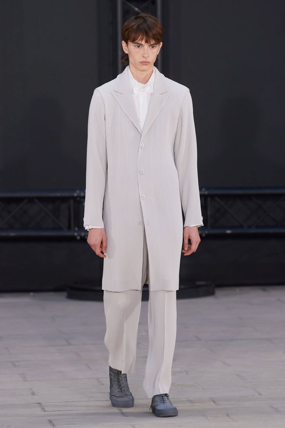 london paris milan fashion week pitti uomo spring summer 2023 best shows highlights jw jonathan anderson loewe prada miuccia raf simons louis vuitton virgil abloh thom browne martine rose charles jeffrey loverboy y/project glenn martens dior kim jones kenzo nigo winnie new york home plisse issey miyake nahmias grace wales bonner