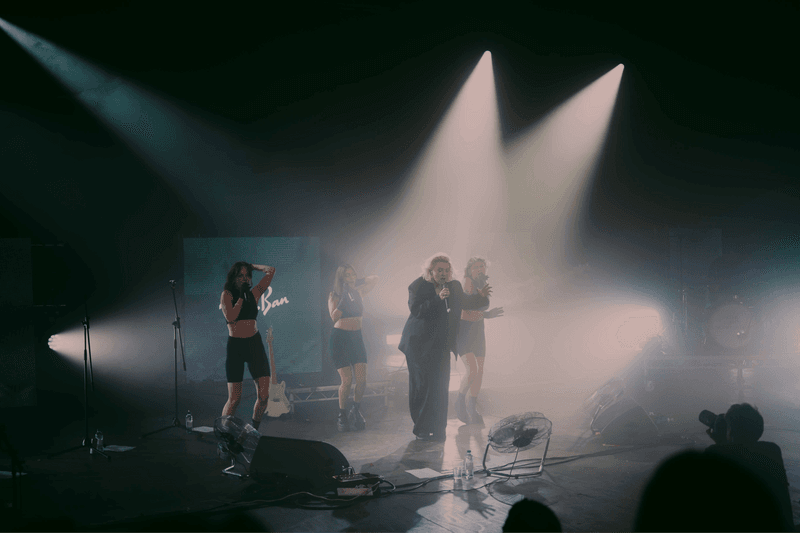 london summer sessions self esteem east end u.k. united kingdom music intimate performance smart glasses sunglasses meta ray ban