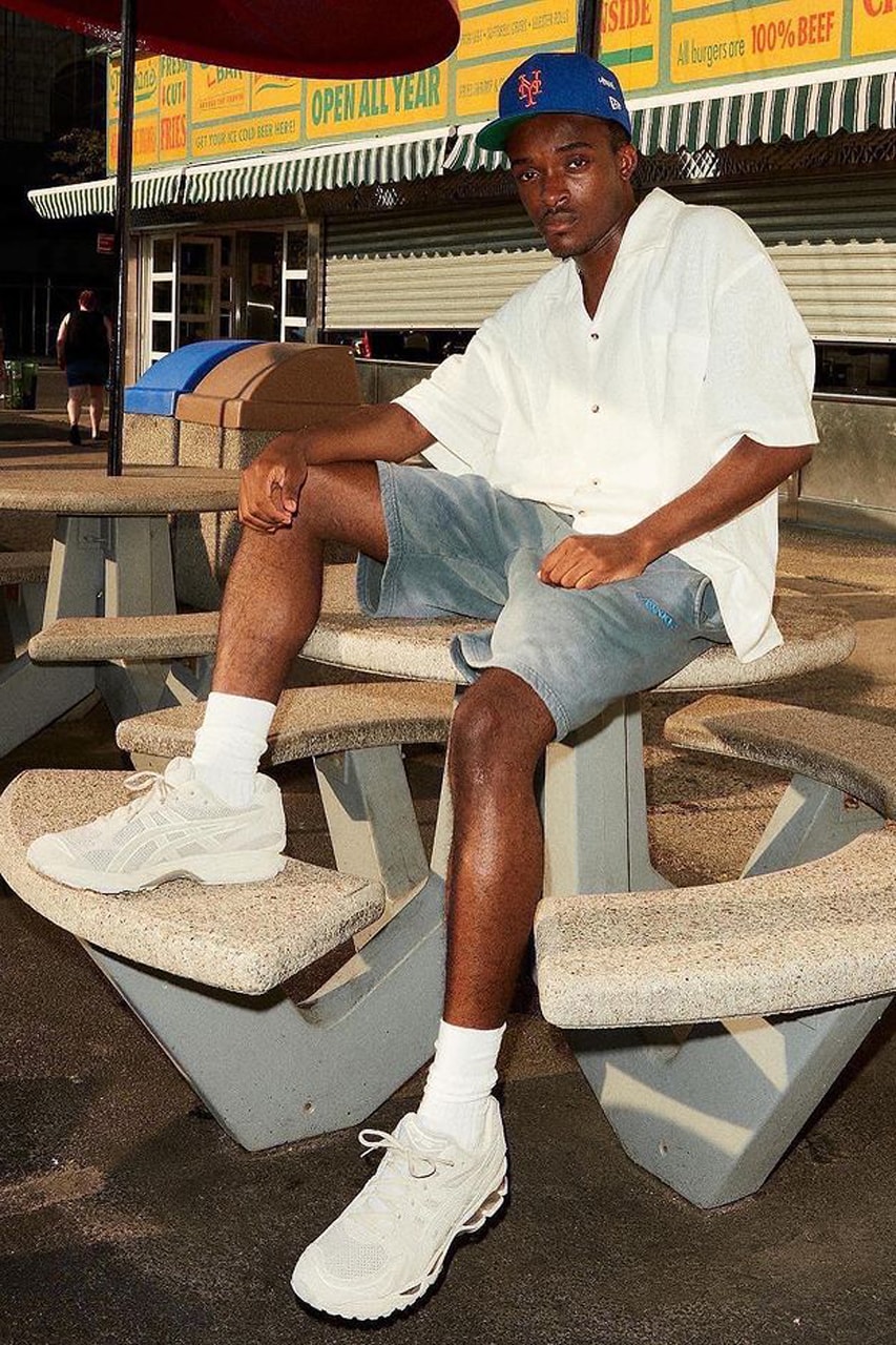 Foto de hombre con zapatillas blancas