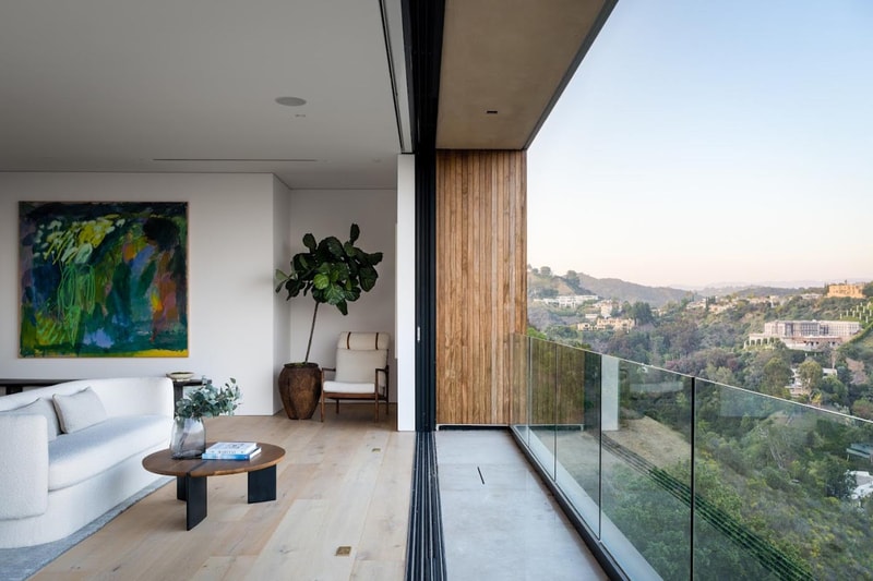 Bel Air Hillside Home Makes the Most of Warm Minimalism 