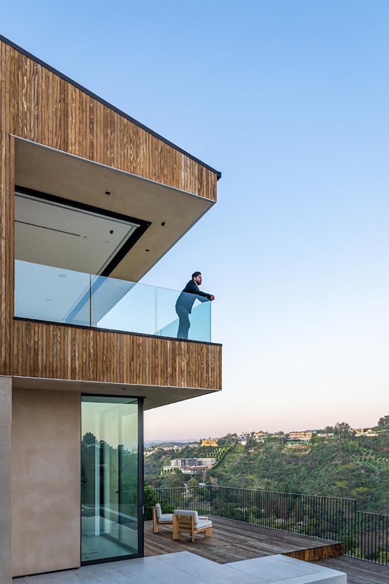 Bel Air Hillside Home Makes the Most of Warm Minimalism 