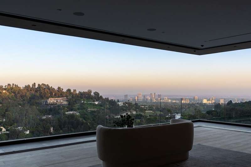 Bel Air Hillside Home Makes the Most of Warm Minimalism 