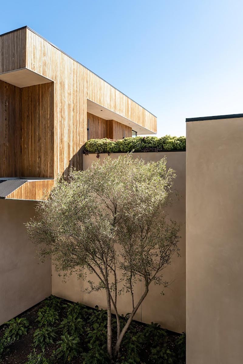 Bel Air Hillside Home Makes the Most of Warm Minimalism 