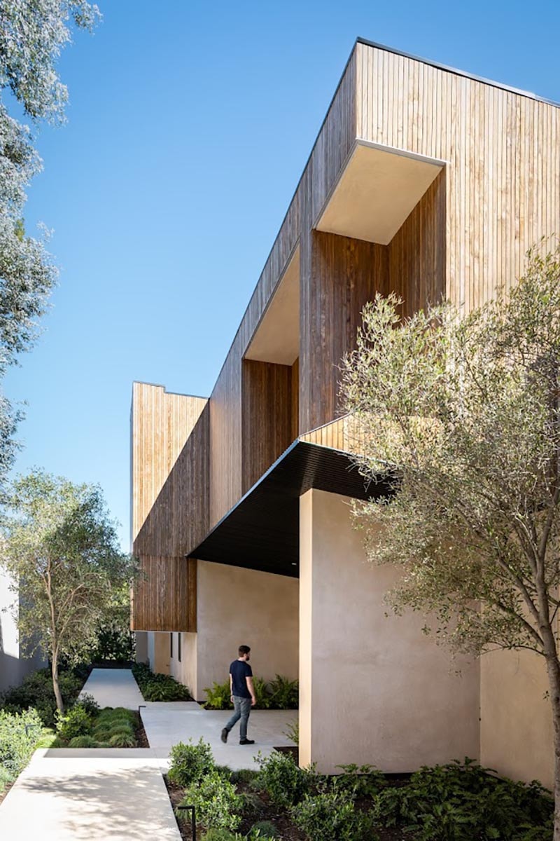 Bel Air Hillside Home Makes the Most of Warm Minimalism 