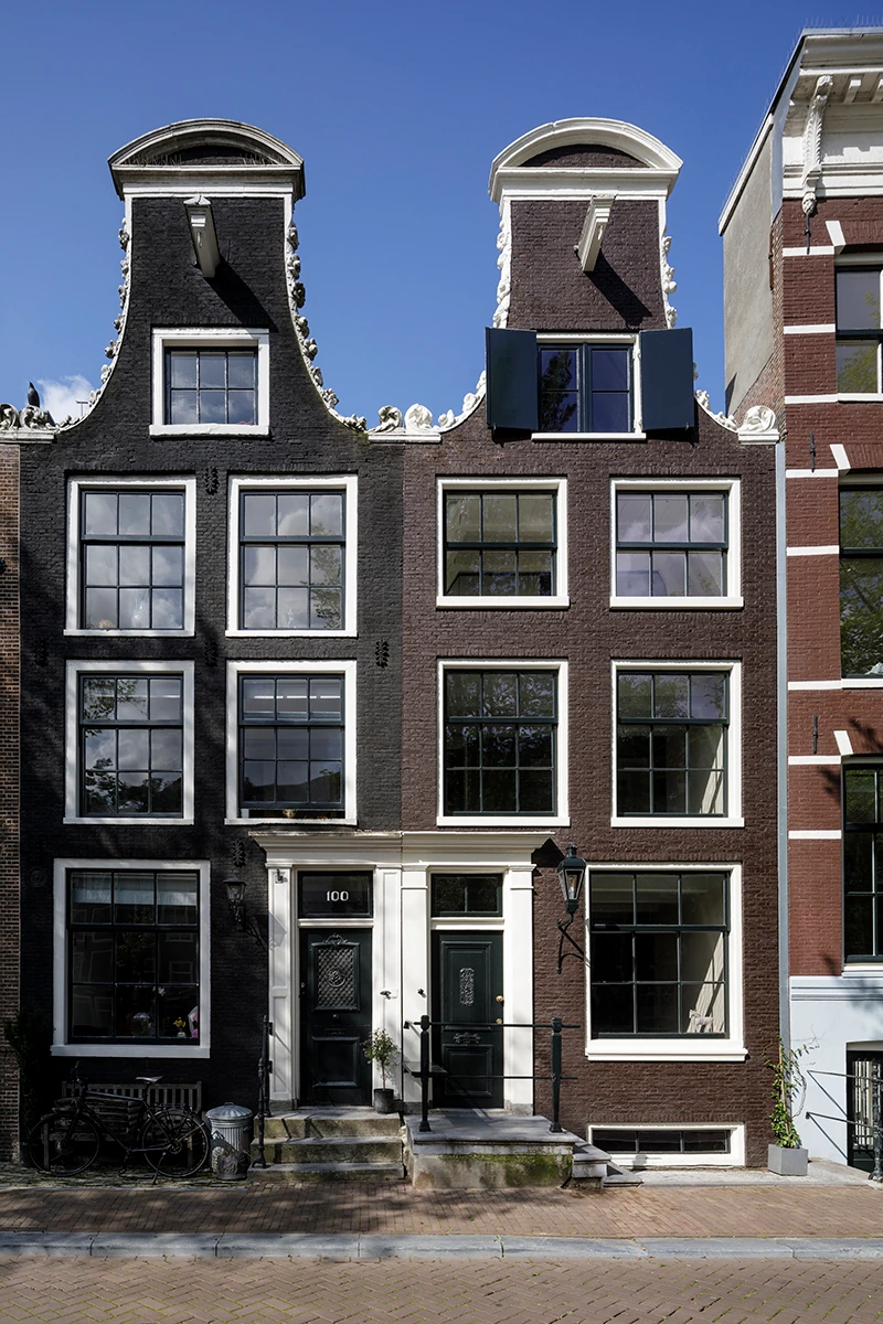 i29 Transforms Amsterdam Canal House Using Green Accents 