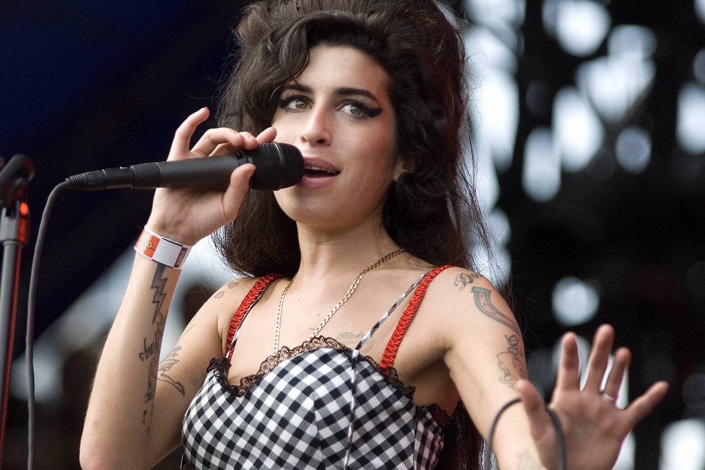 Sam Taylor-Johnson Directing Amy Winehouse Biopic back to black