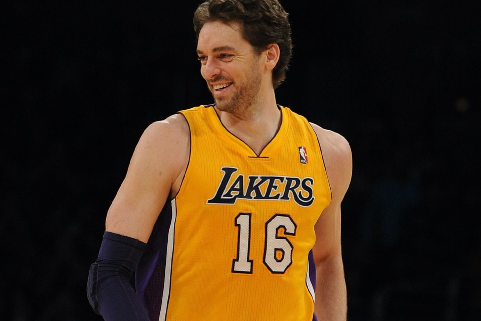 Pau Gasol sheds a tear as the Lakers retire his No. 16 jersey, joining Kobe  Bryant in the rafters