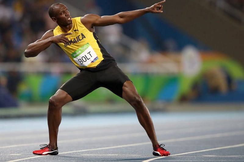 Moment President Obama meets Usain Bolt and strikes the six-time Olympic  champion's trademark 'lightning pose' - FamousFix.com post