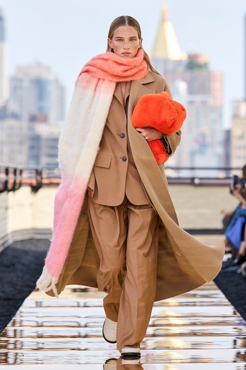 COS FW22 демонстрирует современную изысканность для дебютной моды на Нью-Йоркской неделе моды