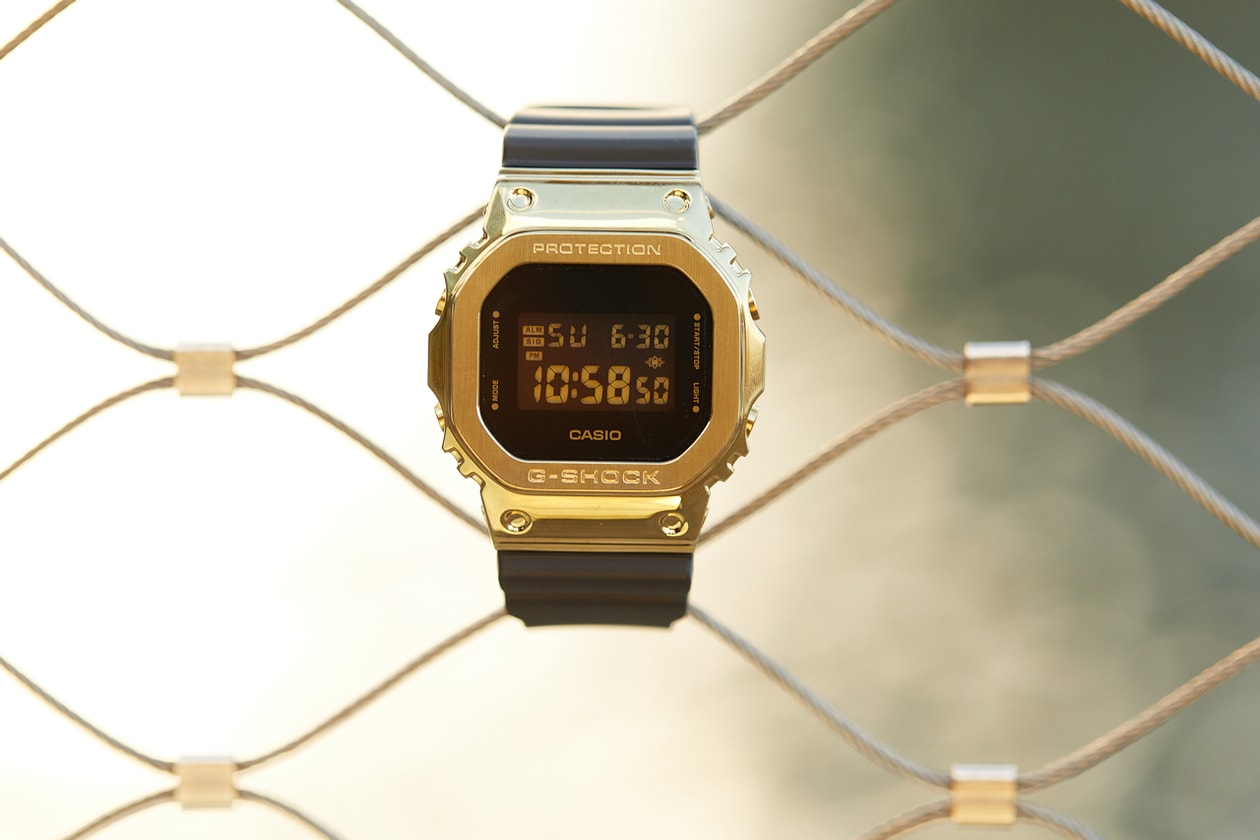 G-SHOCK がブラックとゴールドを掛け合わせた最新シリーズを発表 G-SHOCK Black and Gold Watch Collection Lookbook GM-2100G-1A9 GM-S2100GB-1A GM-5600G-9 GM-S5600GB-1 Shock-Resistant 200-Meter Water Resistance 