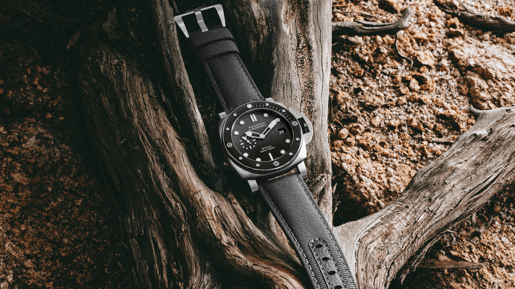 Panerai Submersible Collection Eco-Friendly Eco-Conscious Recycled Repurposed Timepieces eLAB-ID™️ QuarantaQuattro eSteel™️ Grigio Roccia and QuarantaQuattro eSteel™️ Verde Smeraldo