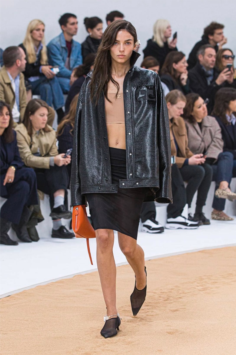Courrèges весна-лето 23 станет утренним нарядом на пляже весна-лето 2023 Неделя моды в Париже подиум Rave Beach Vibes Bella Hadid Nicolas Di Felice Rave Belgian Club