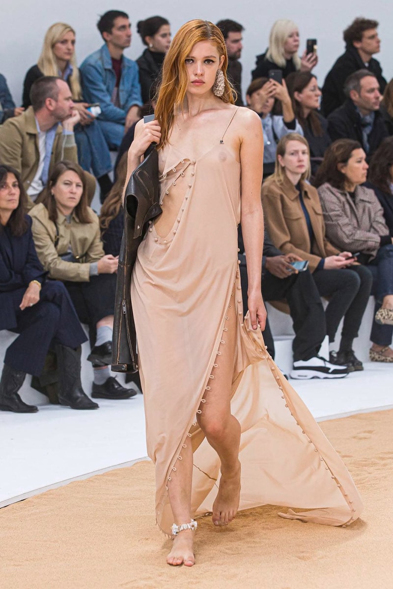Courrèges весна-лето 23 станет утренним нарядом на пляже весна-лето 2023 Неделя моды в Париже подиум Rave Beach Vibes Bella Hadid Nicolas Di Felice Rave Belgian Club