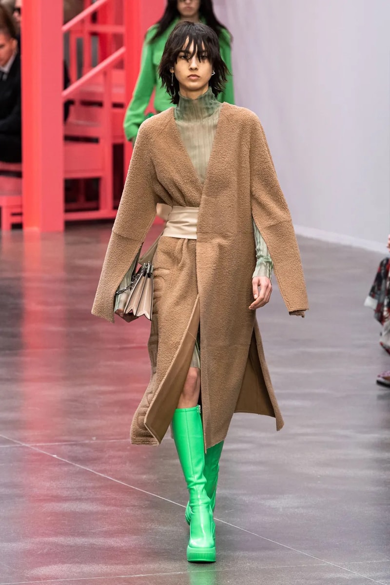 Ким Джонс в зеленом цвете для коллекции Fendi весна-лето 23 для Недели моды в Милане