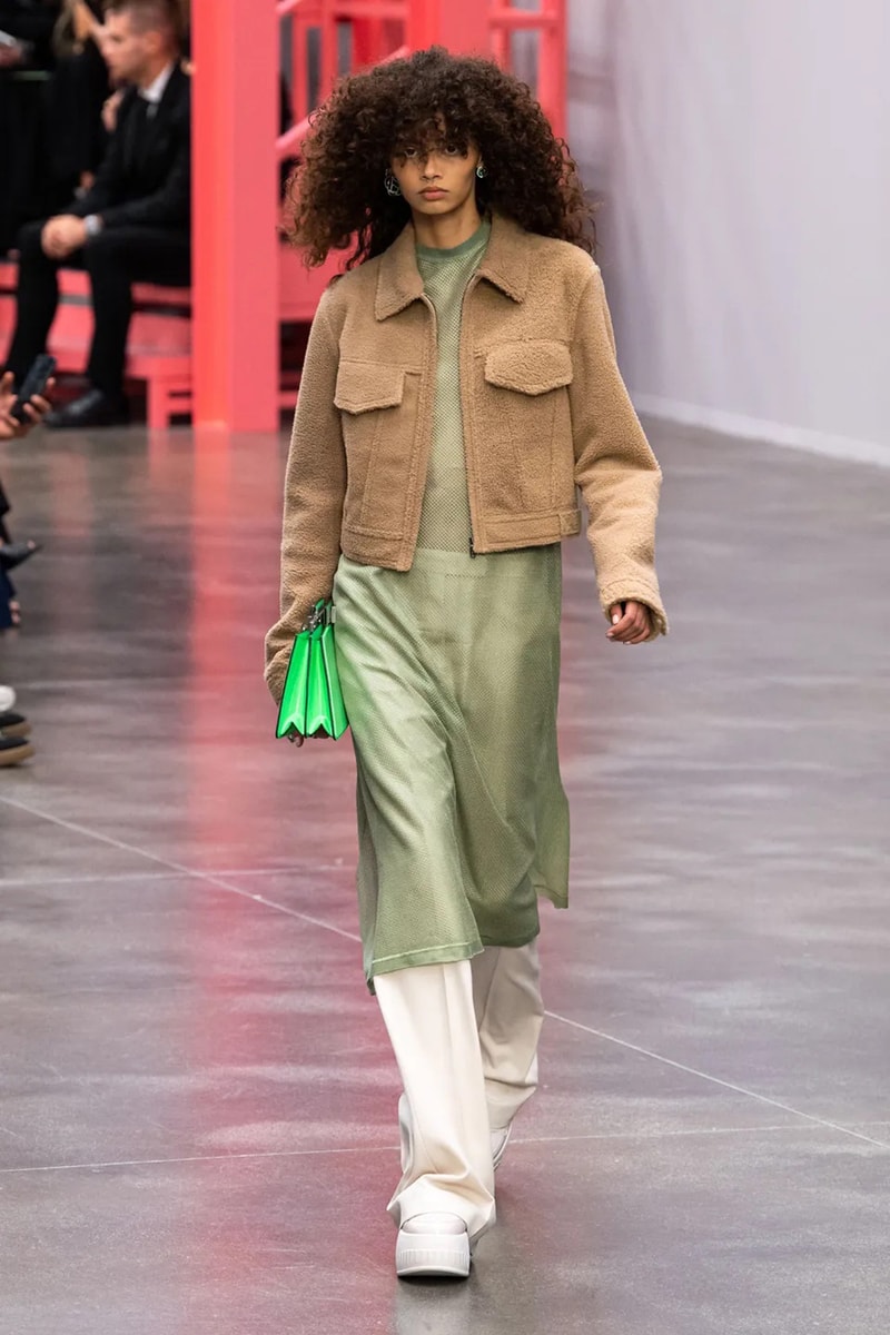Ким Джонс в зеленом цвете для коллекции Fendi весна-лето 23 для Недели моды в Милане