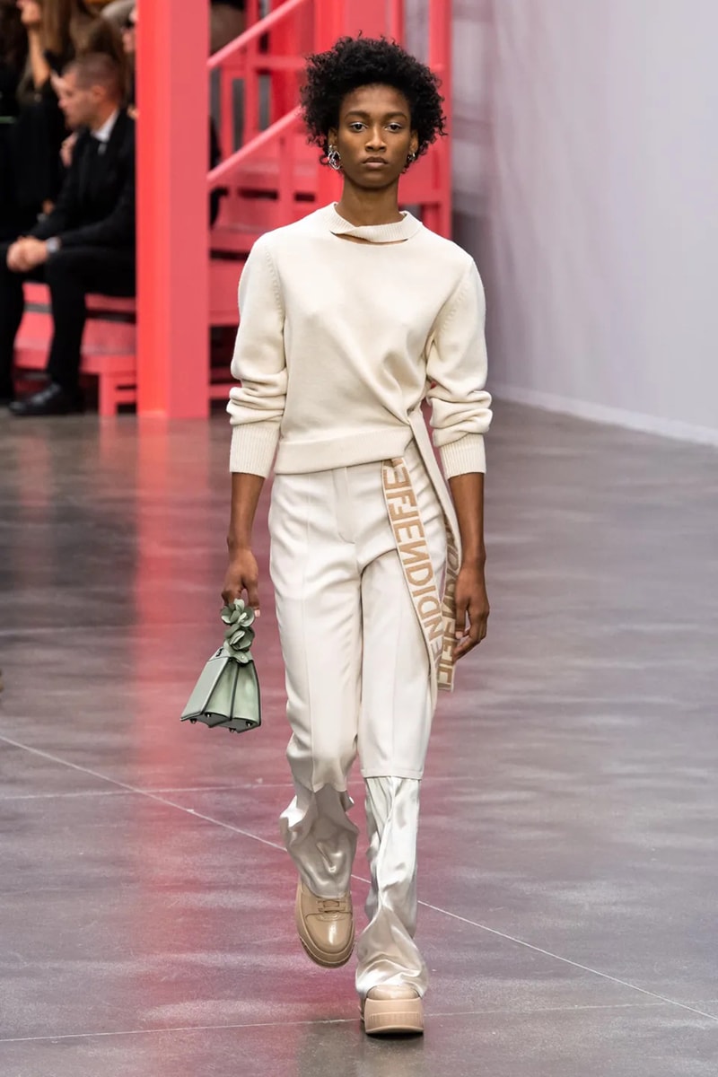 Ким Джонс в зеленом цвете для коллекции Fendi весна-лето 23 для Недели моды в Милане