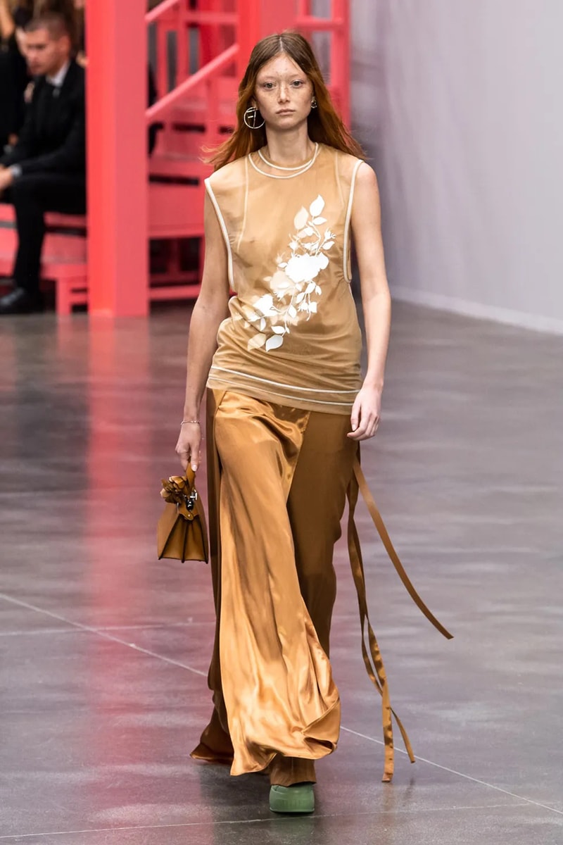Ким Джонс в зеленом цвете для коллекции Fendi весна-лето 23 для Недели моды в Милане