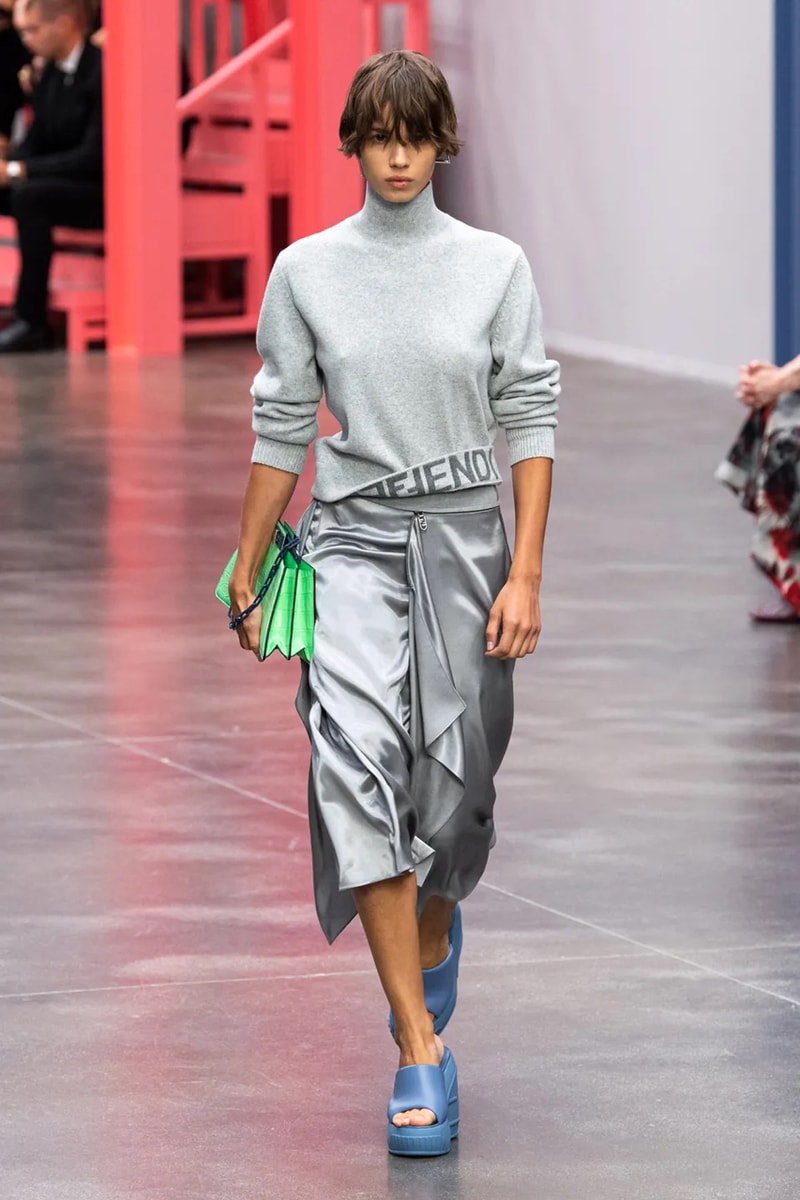 Ким Джонс в зеленом цвете для коллекции Fendi весна-лето 23 для Недели моды в Милане