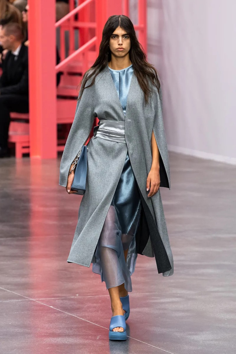 Ким Джонс в зеленом цвете для коллекции Fendi весна-лето 23 для Недели моды в Милане