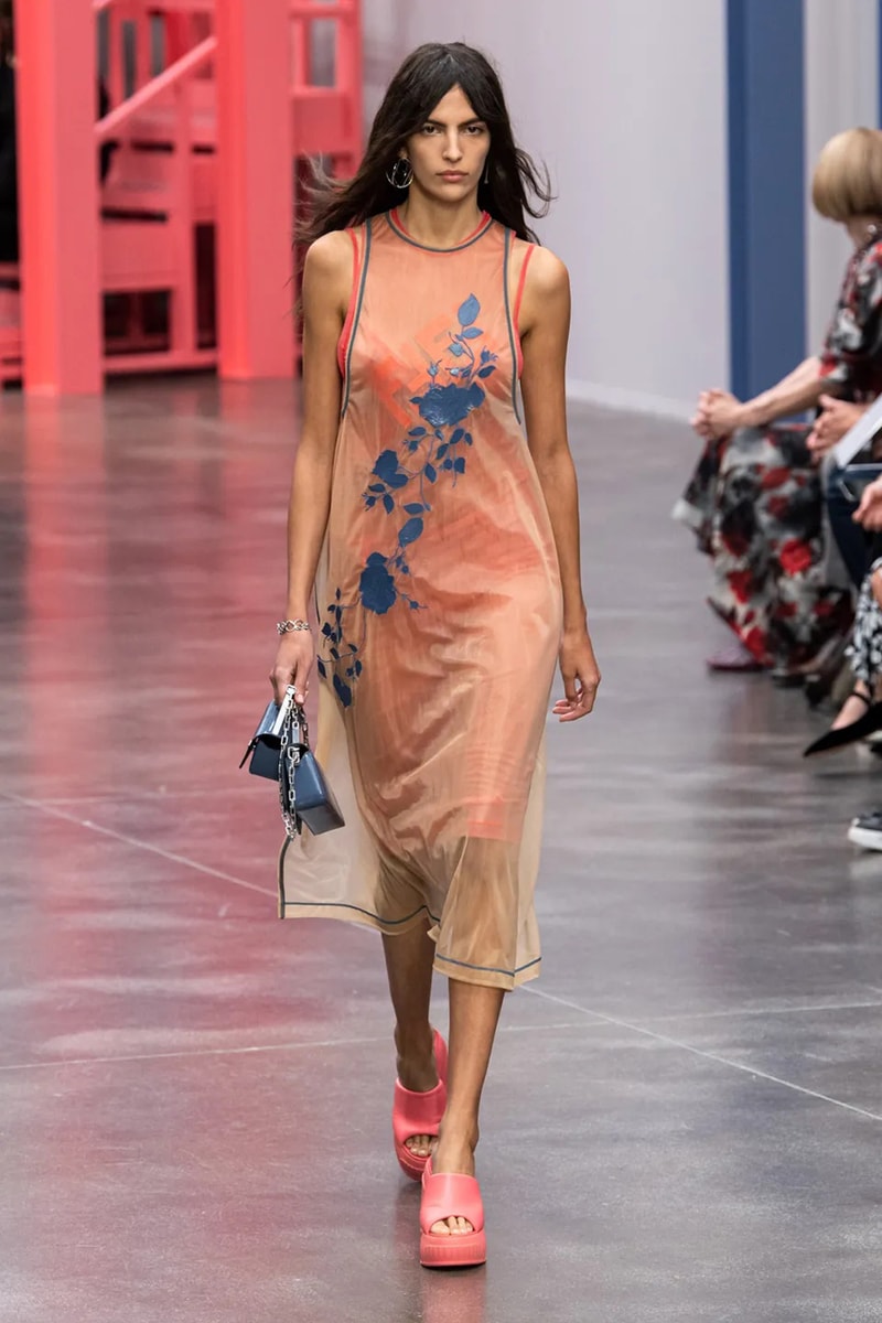 Ким Джонс в зеленом цвете для коллекции Fendi весна-лето 23 для Недели моды в Милане