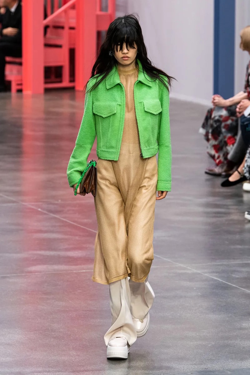 Ким Джонс в зеленом цвете для коллекции Fendi весна-лето 23 для Недели моды в Милане