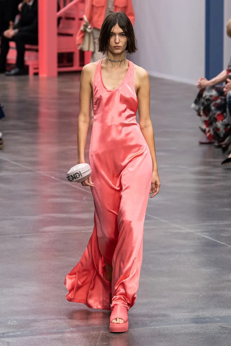 Ким Джонс в зеленом цвете для коллекции Fendi весна-лето 23 для Недели моды в Милане