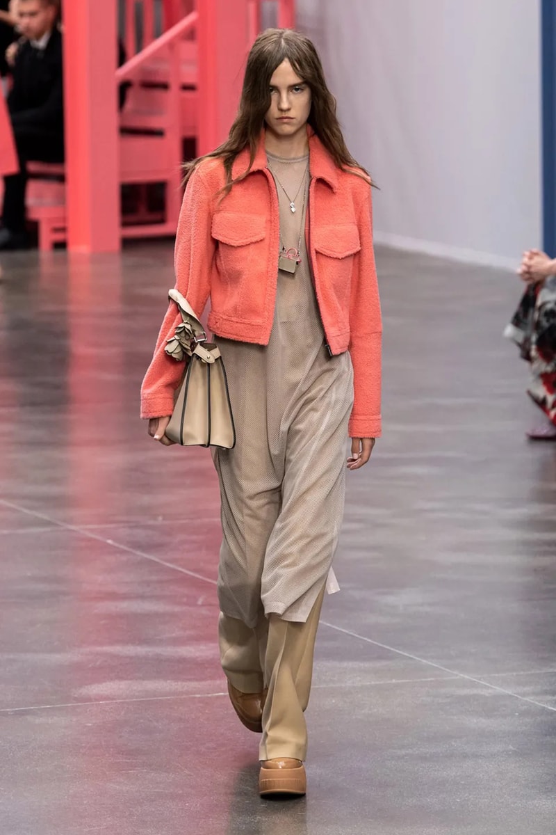 Ким Джонс в зеленом цвете для коллекции Fendi весна-лето 23 для Недели моды в Милане