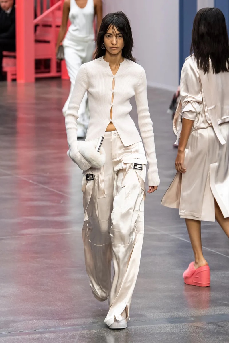 Ким Джонс в зеленом цвете для коллекции Fendi весна-лето 23 для Недели моды в Милане