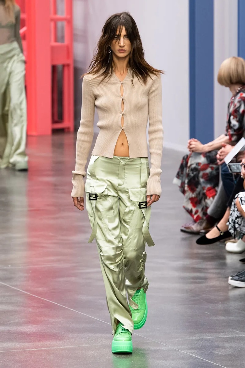 Ким Джонс в зеленом цвете для коллекции Fendi весна-лето 23 для Недели моды в Милане