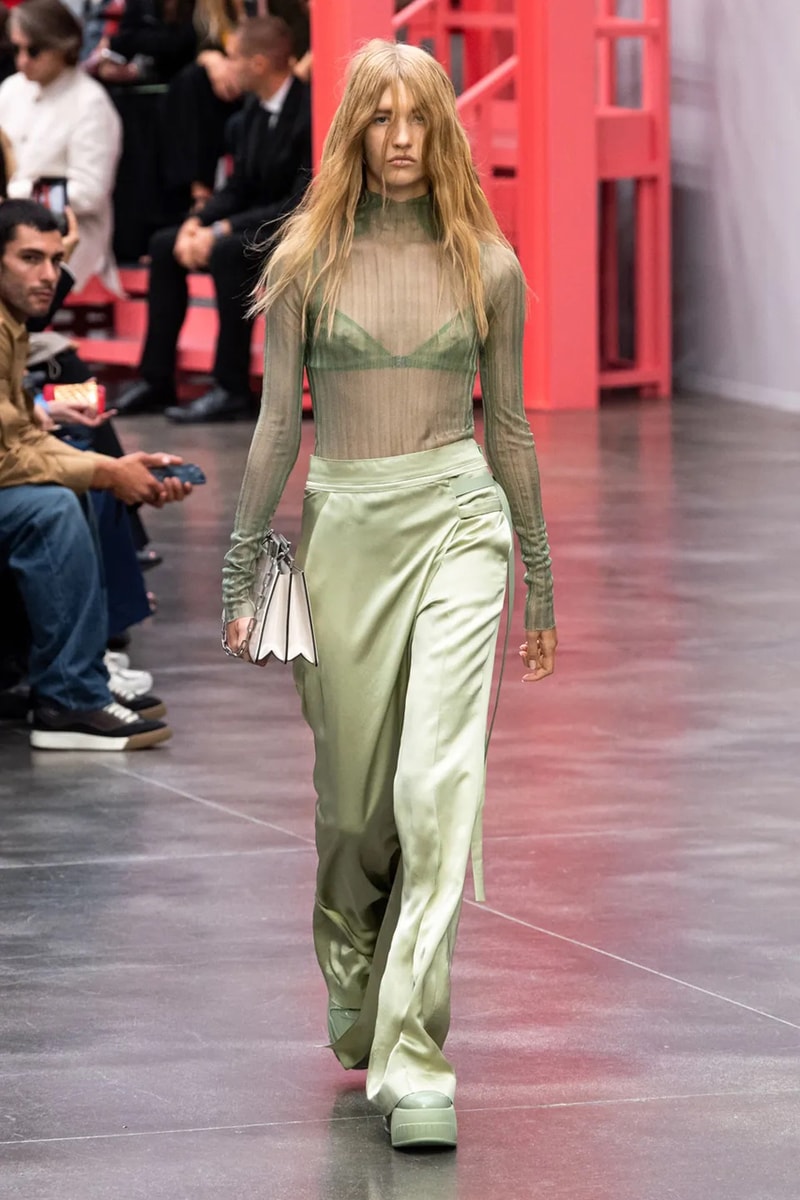 Ким Джонс в зеленом цвете для коллекции Fendi весна-лето 23 для Недели моды в Милане