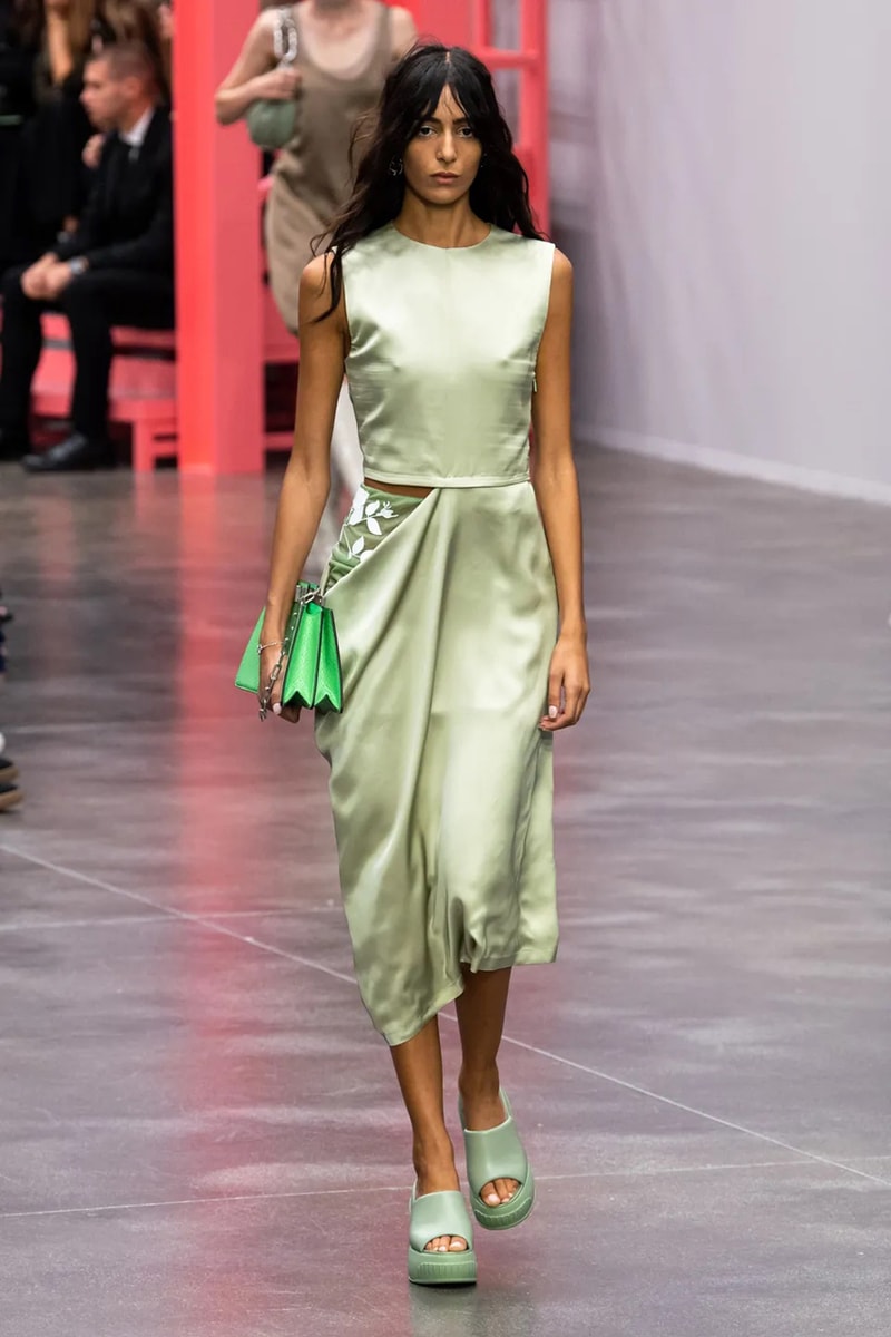 Ким Джонс в зеленом цвете для коллекции Fendi весна-лето 23 для Недели моды в Милане