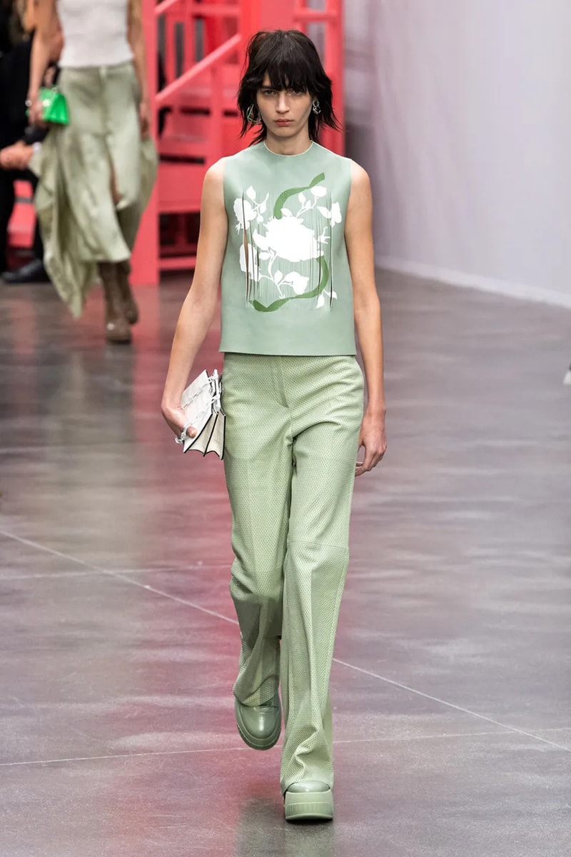 Ким Джонс в зеленом цвете для коллекции Fendi весна-лето 23 для Недели моды в Милане