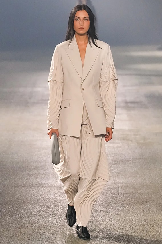 Issey Miyake Paris Fashion Week SS23 Spring Summer 2023 Runway Show Posthumous Collection Review Looks Images 