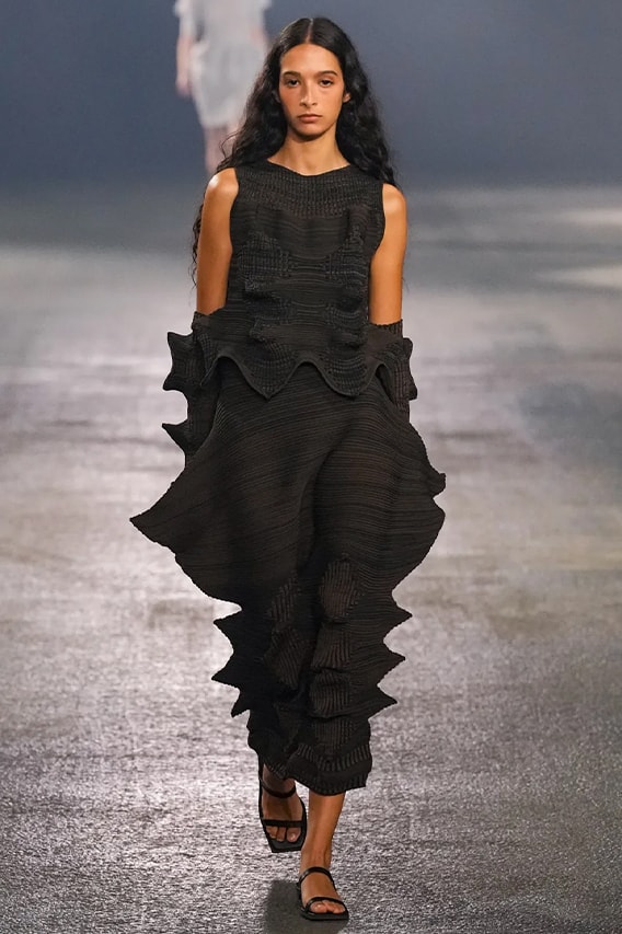 Issey Miyake Paris Fashion Week SS23 Spring Summer 2023 Runway Show Posthumous Collection Review Looks Images 