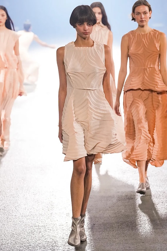 Issey Miyake Paris Fashion Week SS23 Spring Summer 2023 Runway Show Posthumous Collection Review Looks Images 