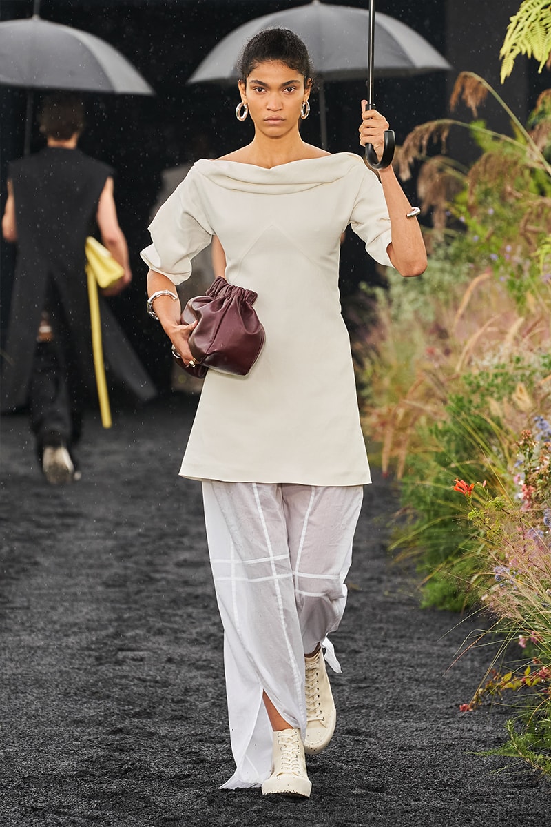 Jil Sander Refocuses Its SS23 Collection on Sensible Unisex Tailoring Milan fashion week monochrome suits loose silhouettes luke lucie meier bella hadid
