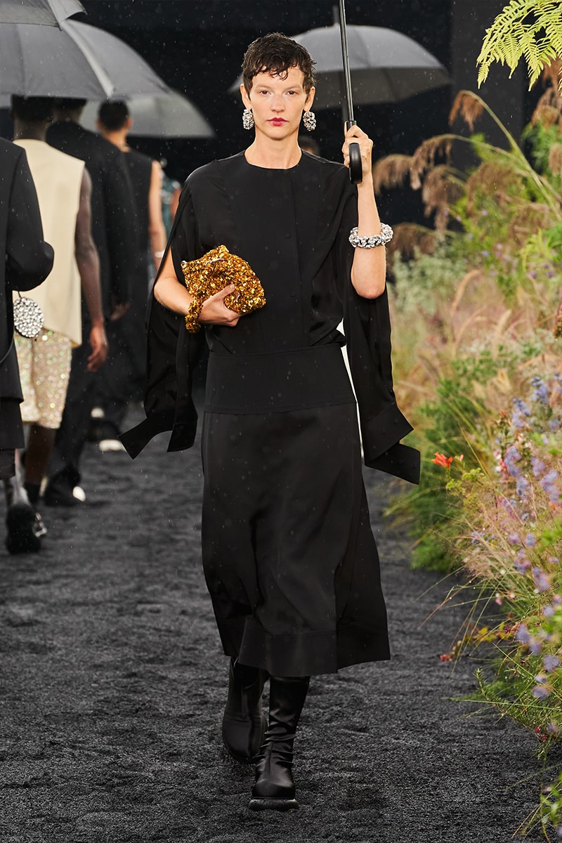 Jil Sander Refocuses Its SS23 Collection on Sensible Unisex Tailoring Milan fashion week monochrome suits loose silhouettes luke lucie meier bella hadid