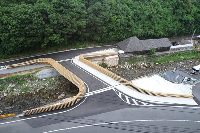 Kengo Kuma Katsumasa Tanaka Builds Kusugibashi Bridge in Iwakuni cypress balustrades wood reinforced congrete brewery info images