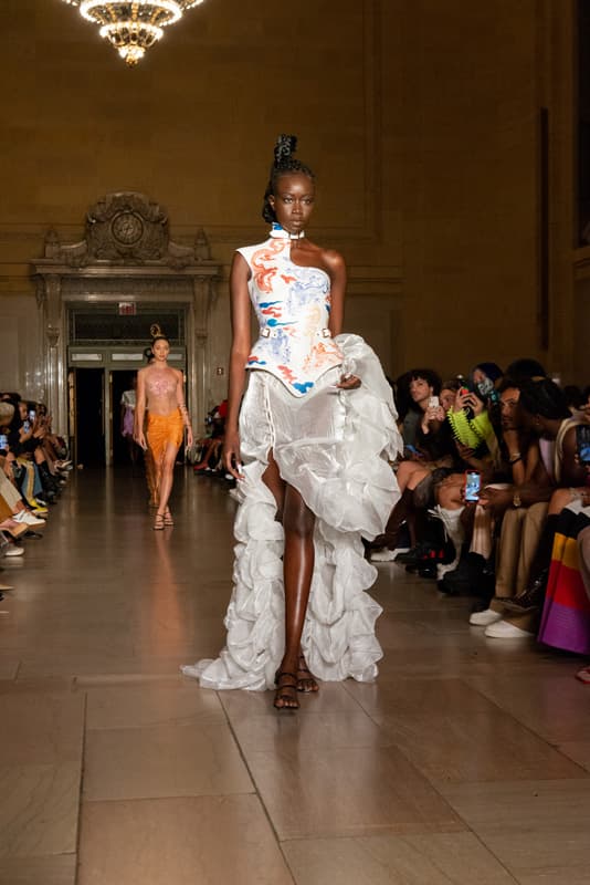 Kim Shui SS23 Runway Show Creative Collaborators | Hypebeast Kim Shui SS23 Runway Show Creative Collaborators | Hypebeast