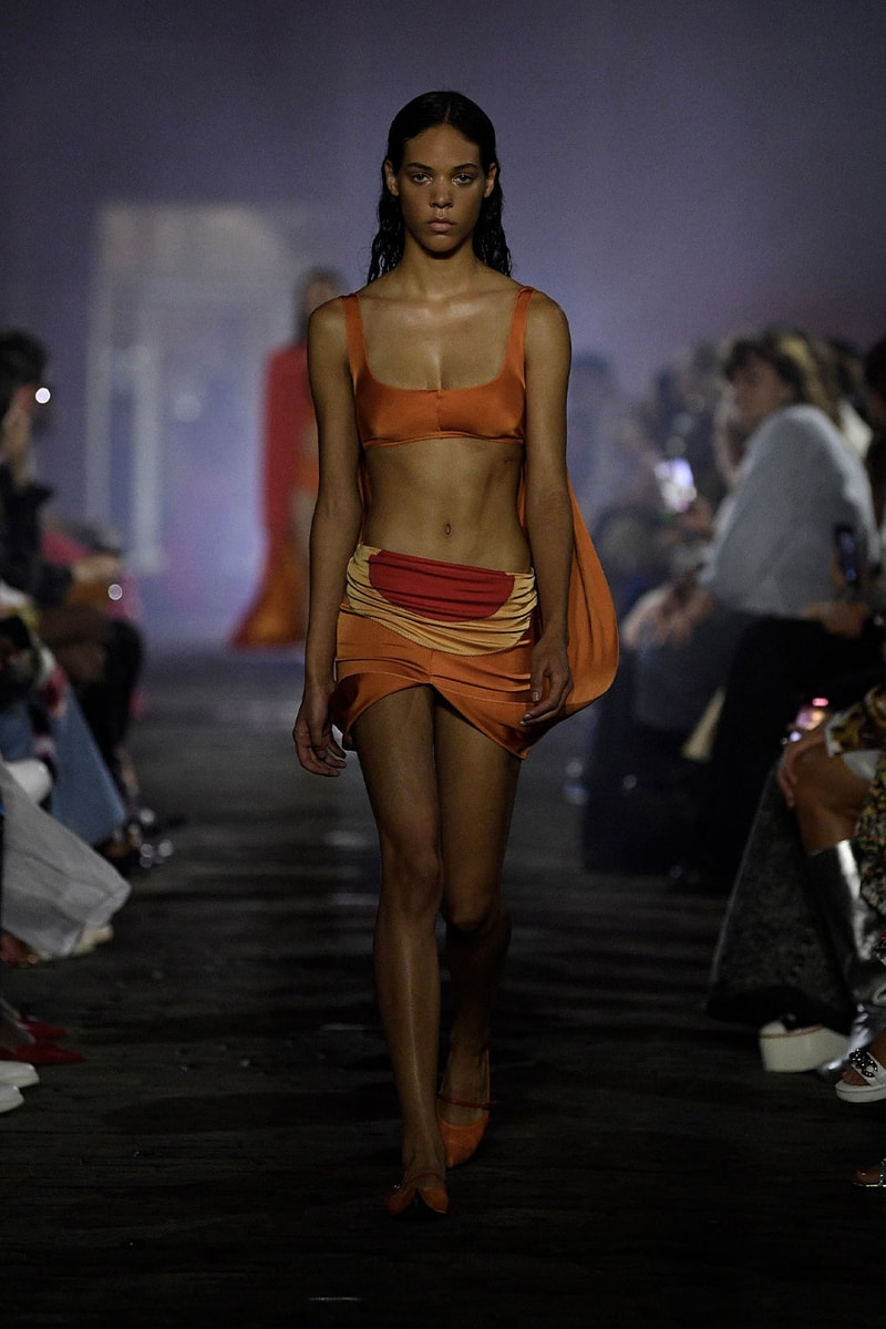 Marni SS23 Made the Sun Rise From Under the Manhattan Bridge spring summer 2023 manhattan bridge orange red blue milan francesco risso kendall jenner madonna anna wintour marni paloma