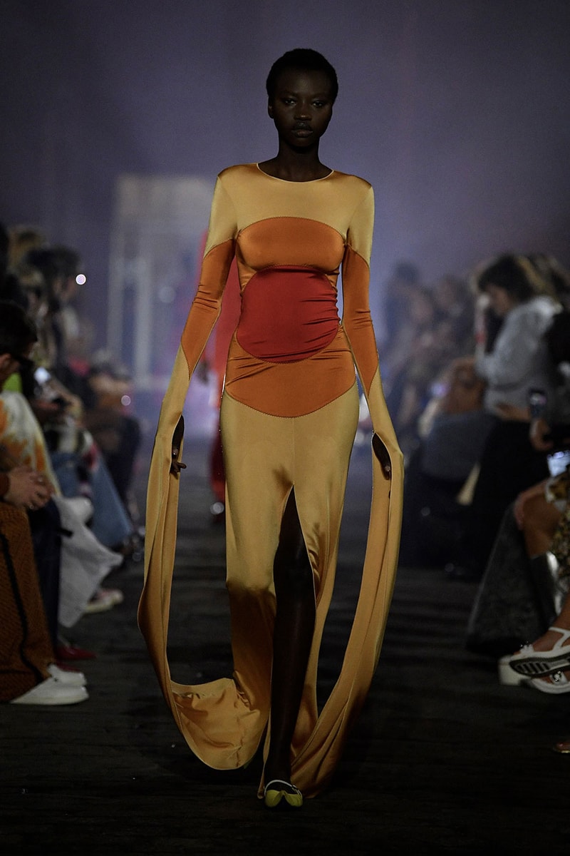 Marni SS23 Made the Sun Rise From Under the Manhattan Bridge spring summer 2023 manhattan bridge orange red blue milan francesco risso kendall jenner madonna anna wintour marni paloma