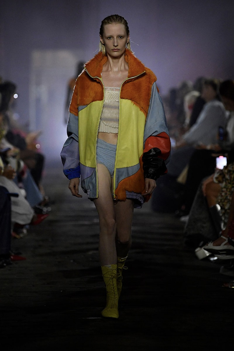 Marni SS23 Made the Sun Rise From Under the Manhattan Bridge spring summer 2023 manhattan bridge orange red blue milan francesco risso kendall jenner madonna anna wintour marni paloma