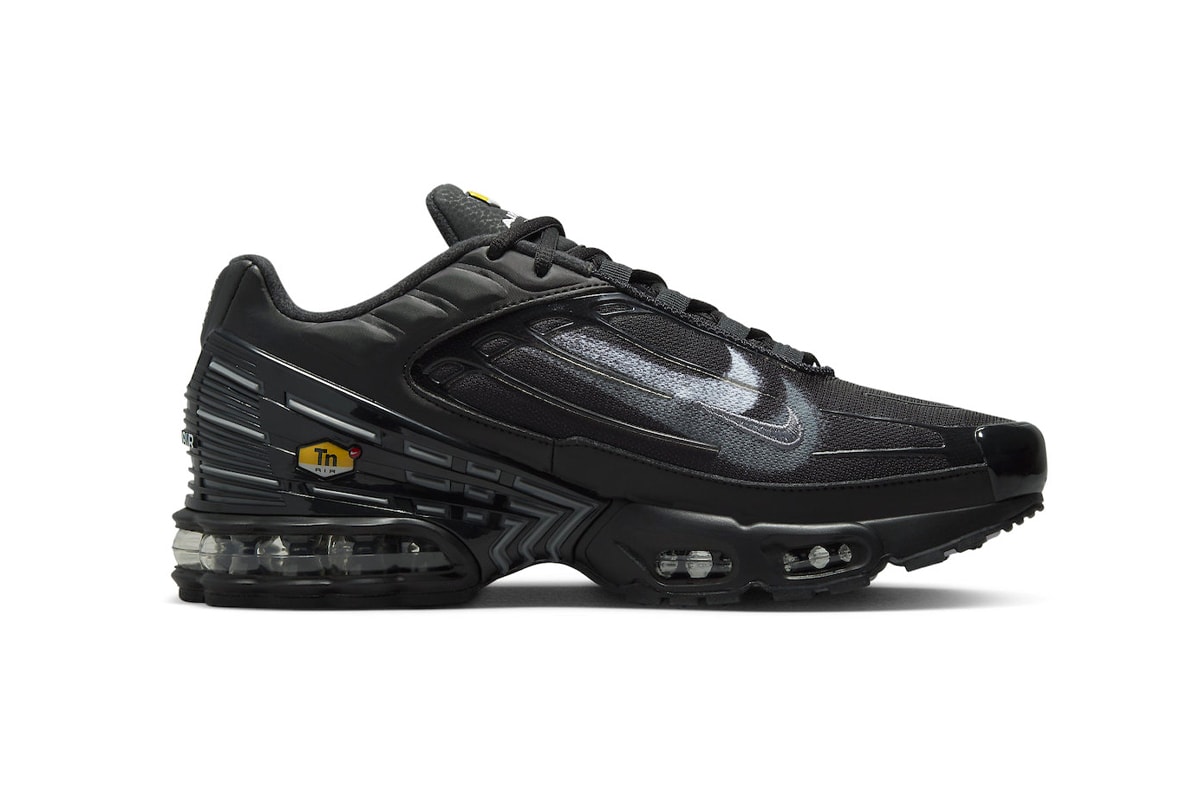 Nike Air Max Plus 3 Gets Outfitted With Double Spray Painted Swooshes FD0659-001 technical shoe all black tuned air air bubbles mixed materials lowtop