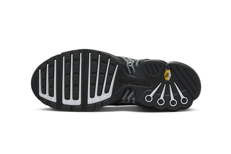Nike Air Max Plus 3 Gets Outfitted With Double Spray Painted Swooshes FD0659-001 technical shoe all black tuned air air bubbles mixed materials lowtop